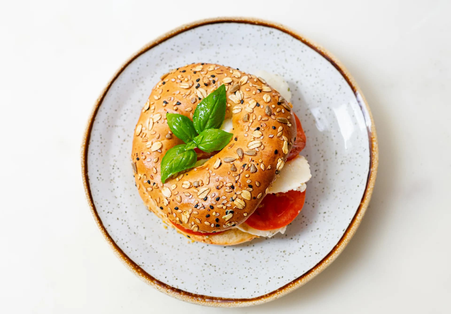 Bagel con mozzarella y aguacate