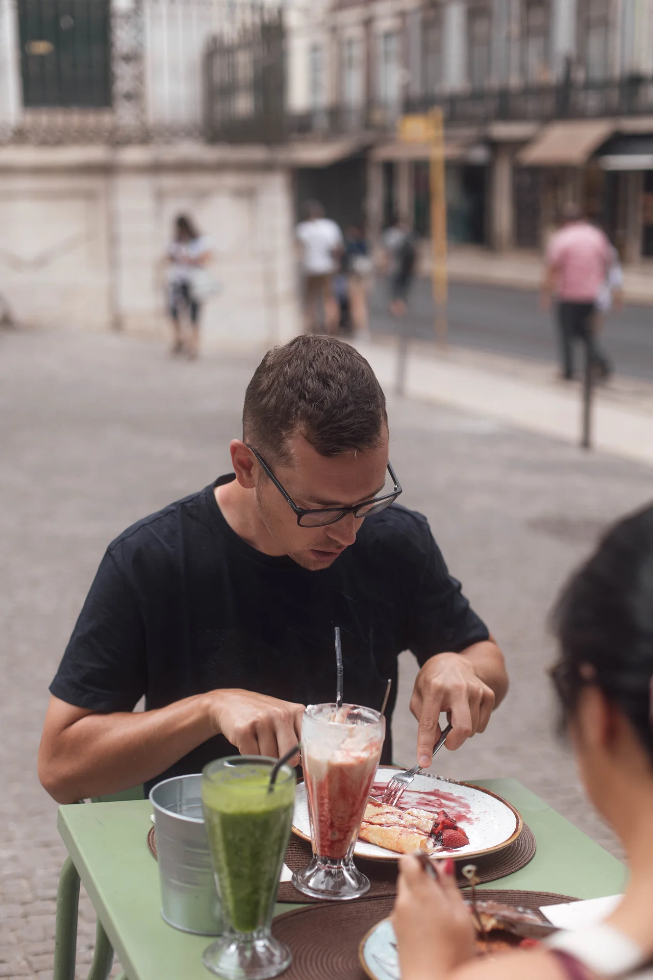 Cliente disfrutando su comida